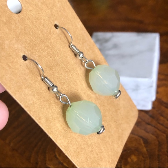 Faceted opal tone dangle resin bead earrings - Picture 5 of 6